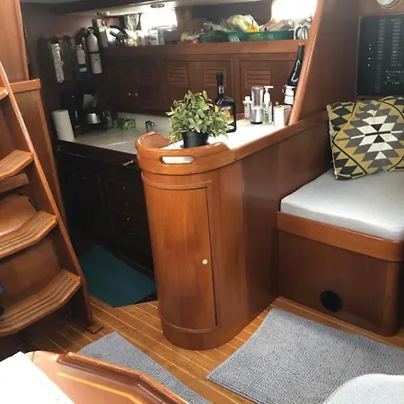Enjoy Your On Board Of Lyra Sailing Yacht At Marina Portimao Or Marina Mogan Gc 보트호텔 메뎀브릭