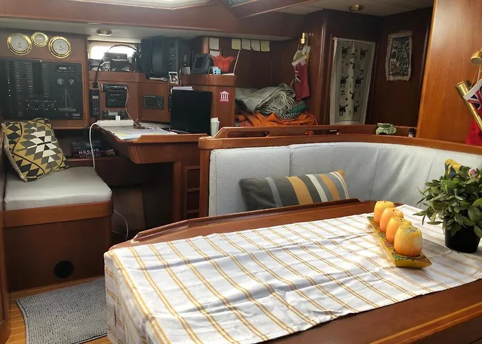 Enjoy Sailing From Hoorn To Dartmouth 1 May Till 13 May And From 15 May To Lissabon Arriving 27 May Or 29 Mai To Algarve Vilamoura Arriving 10 June 船屋 *