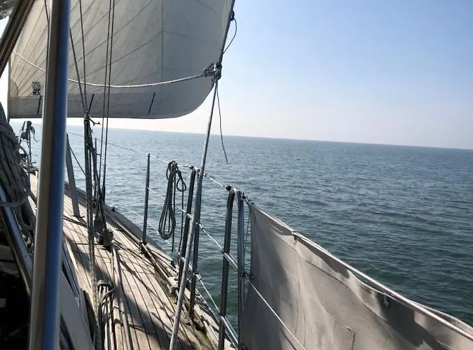 Enjoy Sailing From Hoorn To Dartmouth 1 May Till 13 May And From 15 May To Lissabon Arriving 27 May Or 29 Mai To Algarve Vilamoura Arriving 10 June 船屋 *