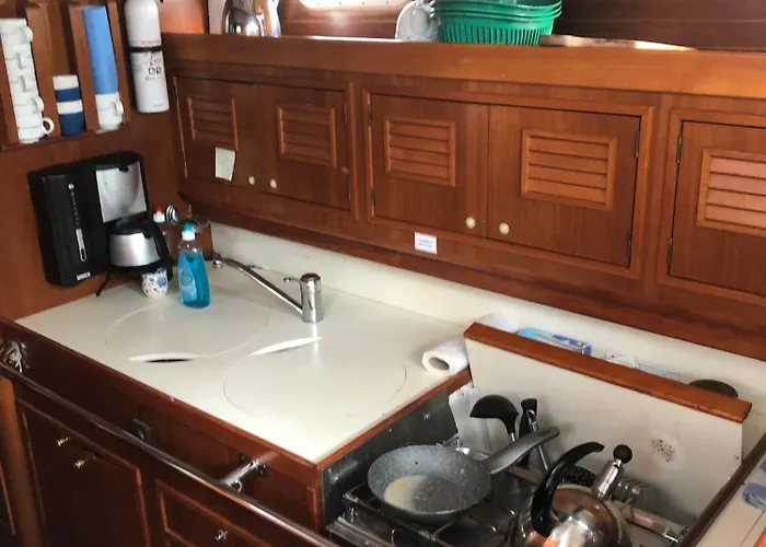 Enjoy Sailing From Hoorn To Dartmouth 1 May Till 13 May And From 15 May To Lissabon Arriving 27 May Or 29 Mai To Algarve Vilamoura Arriving 10 June 船屋 梅代姆里克