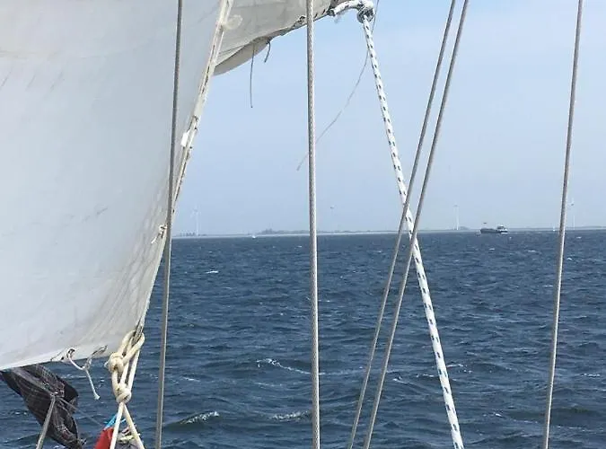 船屋 Enjoy Sailing From Hoorn To Dartmouth 1 May Till 13 May And From 15 May To Lissabon Arriving 27 May Or 29 Mai To Algarve Vilamoura Arriving 10 June *